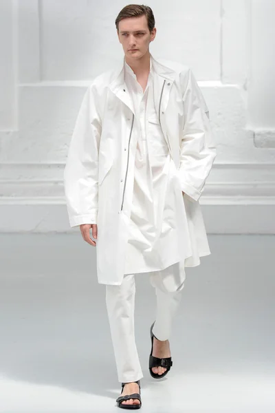 Look 18